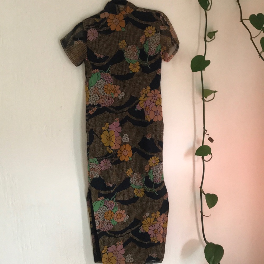 Vintage floral dress with beautiful neck